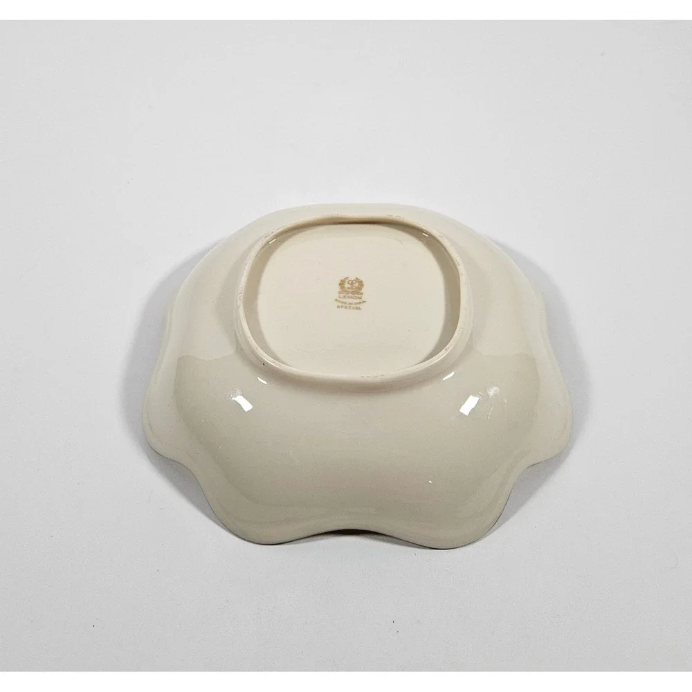 Lenox Saybrooke Ivory Porcelain Scalloped Bowl Silver Trim‎ Made in USA Embossed